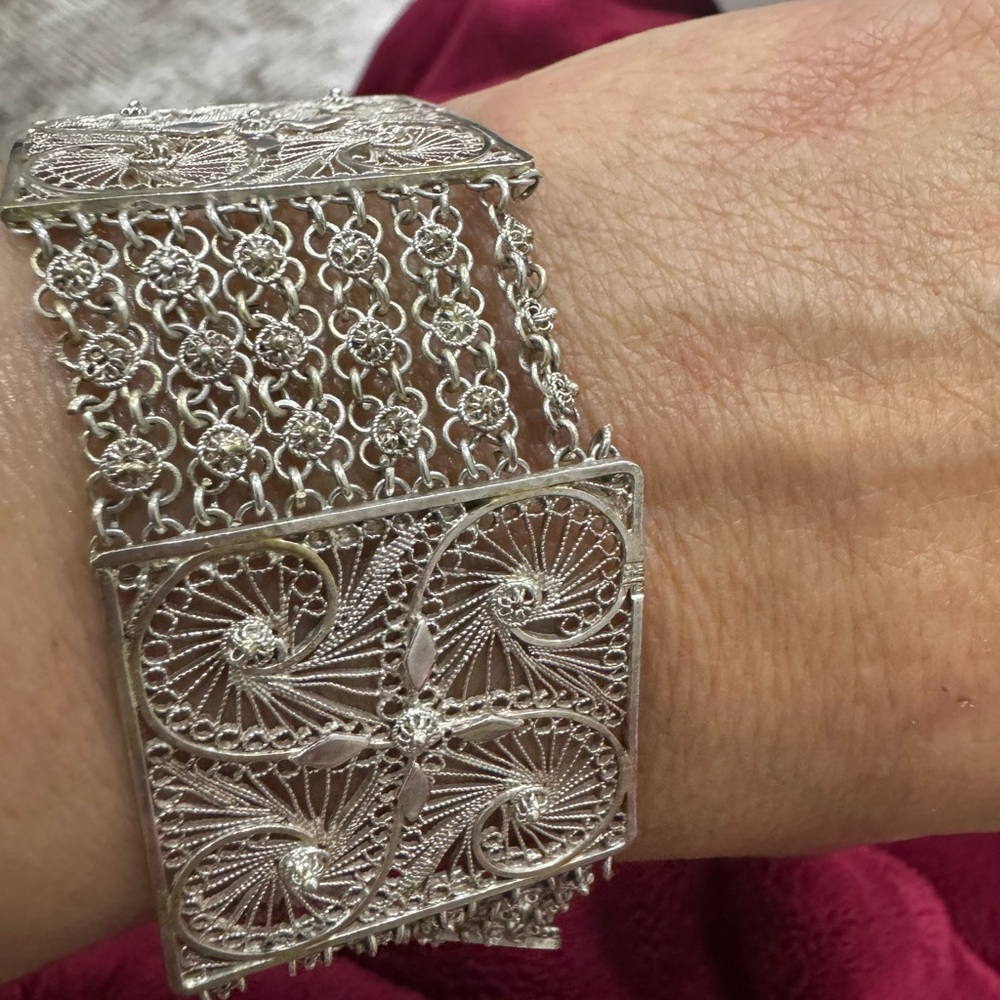 Elegant Silver Filigree Bracelet